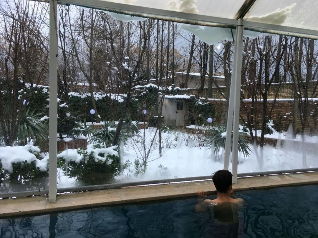 استخر سر پوشيده آب گرم