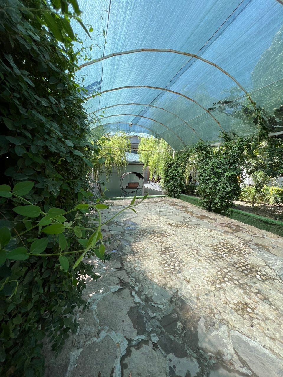 پارکینگ با ظرفیت پارک ۴ ماشین - باغ ویلای شماره ۲ ( کاج ۲)